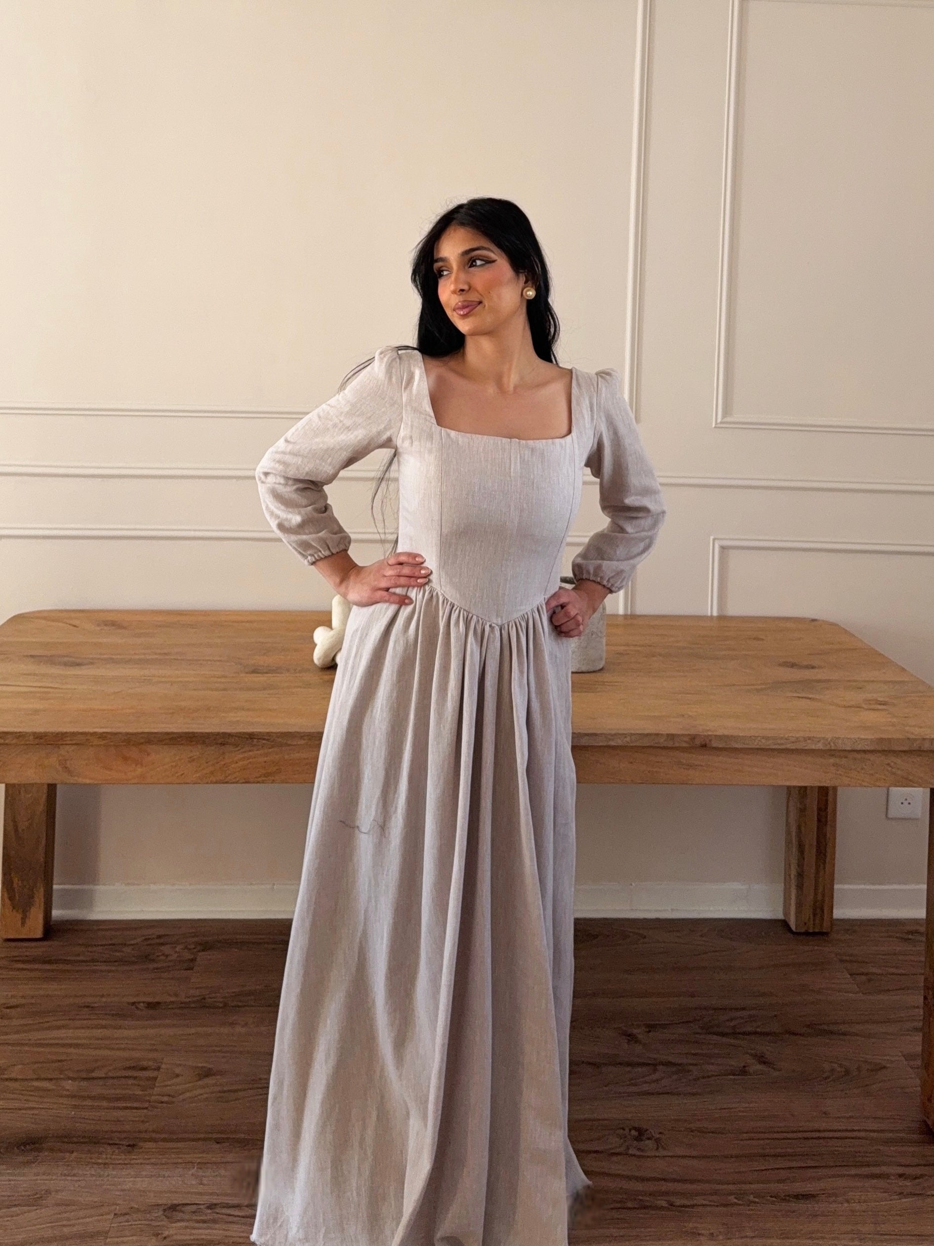 Éloïse : Robe à corsage lacé et manches bouffantes