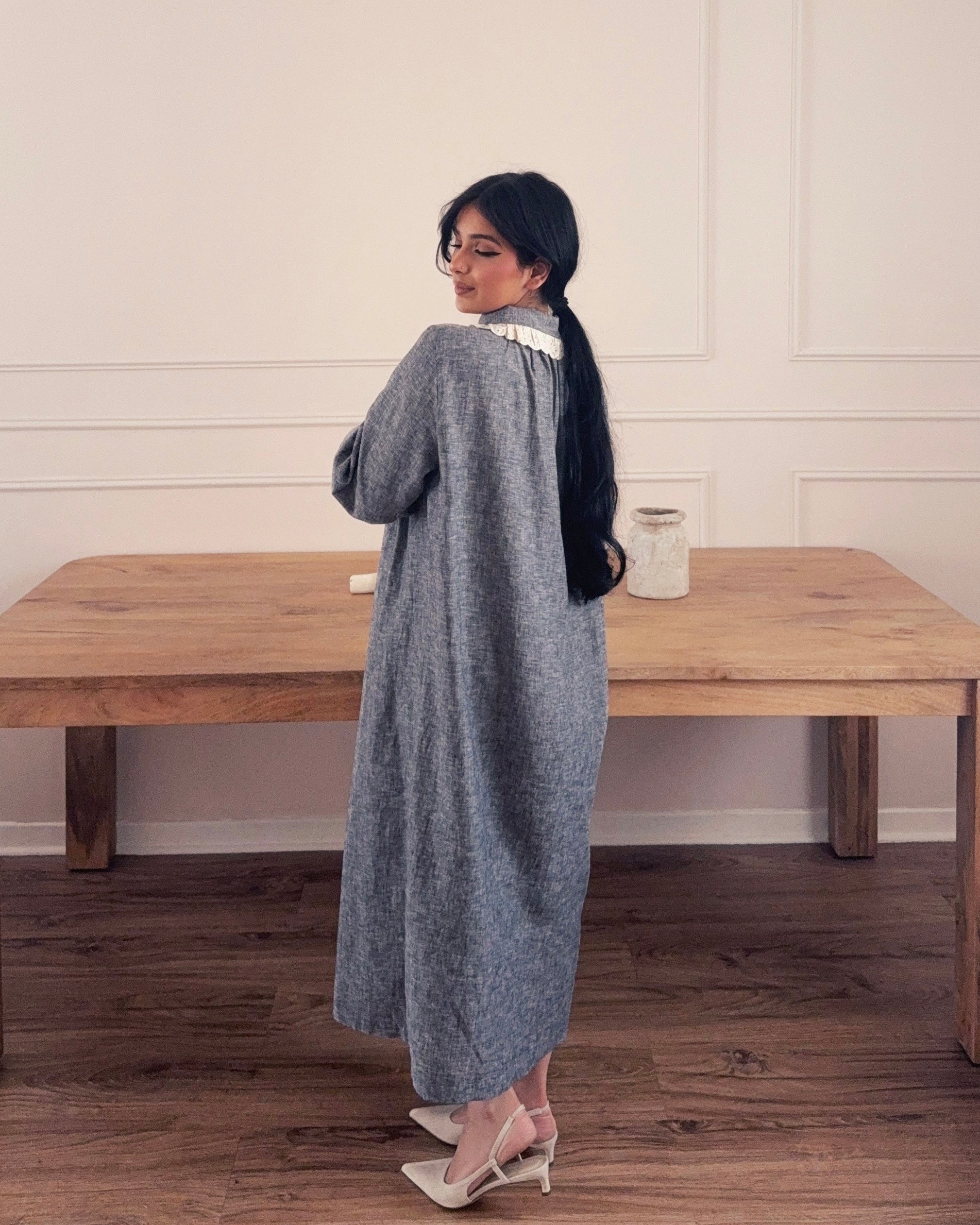Florence : Robe à col Claudine avec détail dentelle