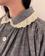 Florence : Robe à col Claudine avec détail dentelle