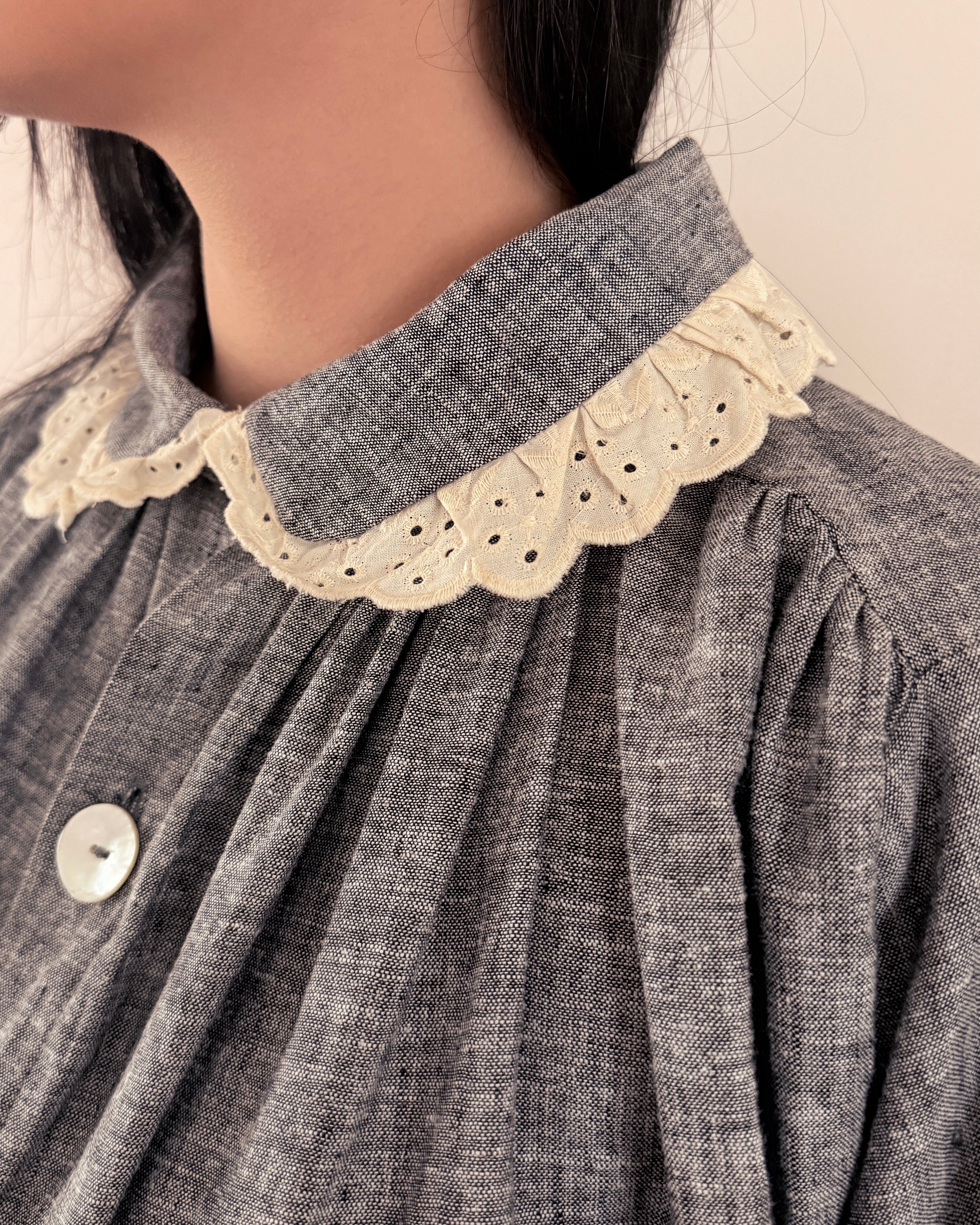 Florence : Robe à col Claudine avec détail dentelle